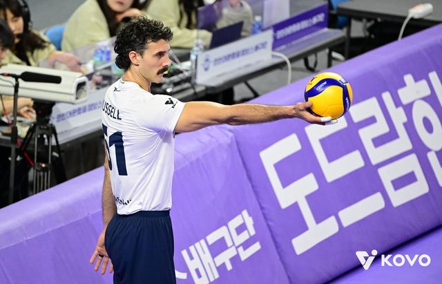 서브 준비하는 대한항공의 러셀