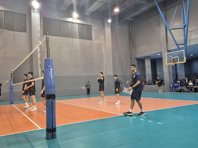 튀니지와 평가전 지휘하는 라미레스 한국 남자배구 대표팀 감독(맨 앞) 