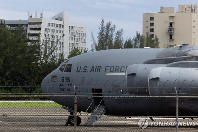 8일(현지시간) 푸에르토리코 공항 내 미 공군 C-17(글로브마스터Ⅲ) 수송기