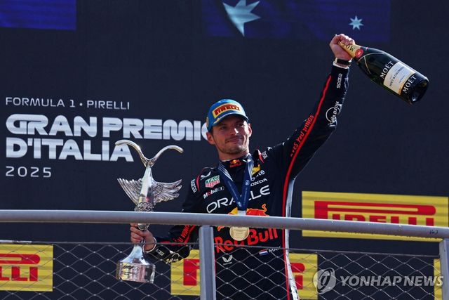 우승을 기뻐하는 막스 페르스타펀