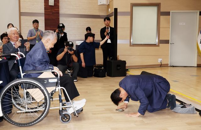 큰절 올리는 권오을 장관