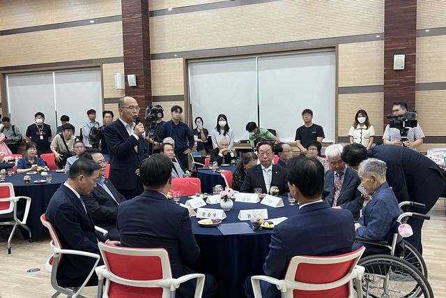 보훈공단 윤종진 이사장이 이석규(오른쪽에서 첫 번째) 애국지사에게 축하와 감사의 말을 전하고 있다. [한국보훈복지의료공단 제공.재판매 및 DB 금지]