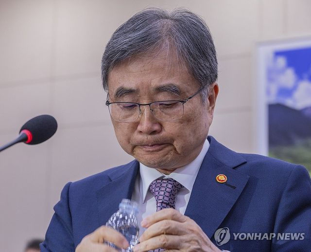 물 마시는 조현 외교부 장관