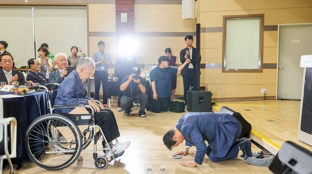 이석규 애국지사에게 큰절 올리는 권오을 보훈부 장관