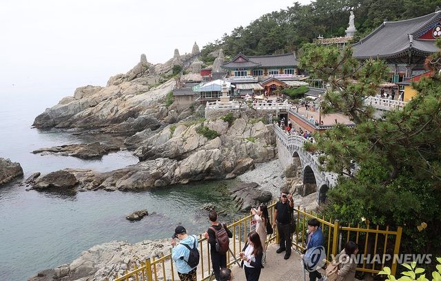 부산 인기 명소 해동용궁사 찾은 관광객들