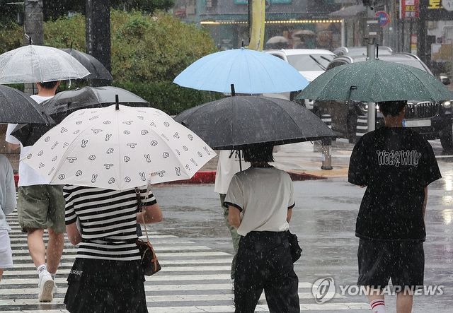 우산 쓴 시민들