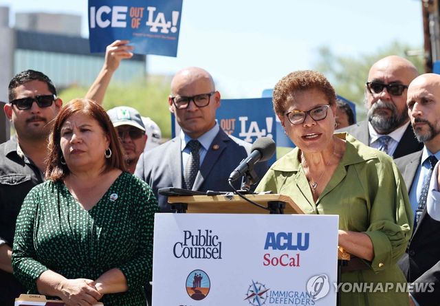8일(현지시간) 무작위식 이민 단속을 허용해준 미 연방 대법원 결정에 반발하며 기자회견하는 캐런 배스 LA 시장