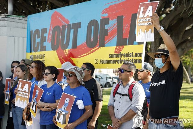 지난달 미 LA에서 강압적인 이민 단속에 반대하는 시위대