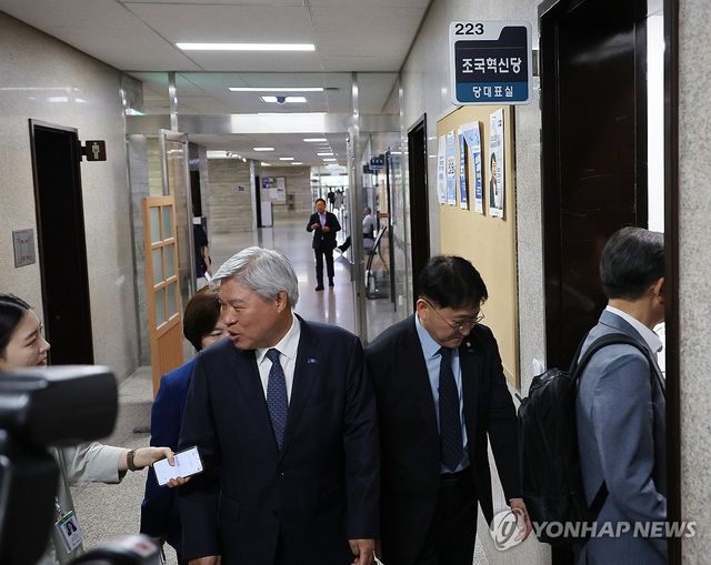 의총 향하는 조국혁신당 의원들