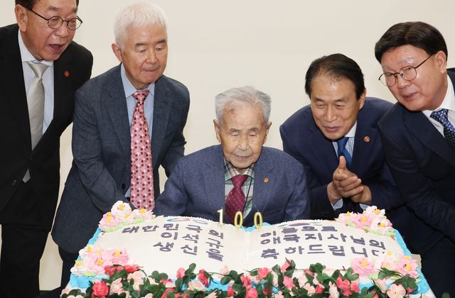 촛불 끄는 이석규 애국지사