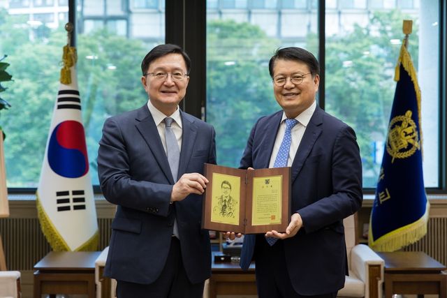 지난 5일 서울대 관악캠퍼스에서 10억원 추가 기부한 라정찬 네이처셀 회장(오른쪽)에게 감사패 전달하는 유홍림 서울대 총장(왼쪽) [서울대학교 제공. 재판매 및 DB 금지]