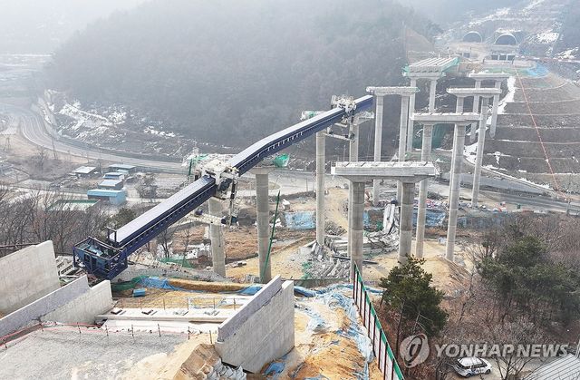 붕괴 사고 발생한 서울세종고속도로 개통 지연 불가피