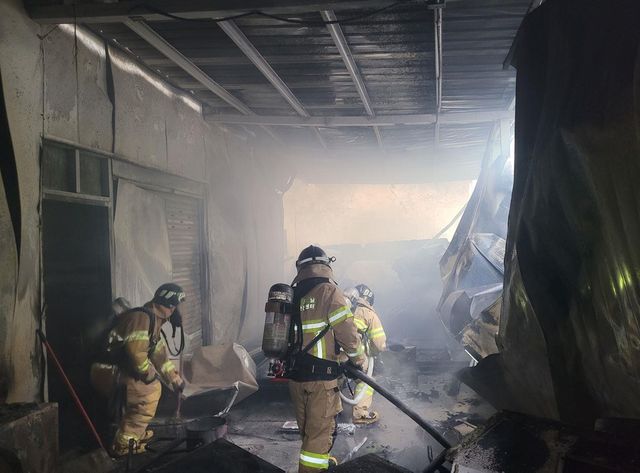 진화 중인 소방관