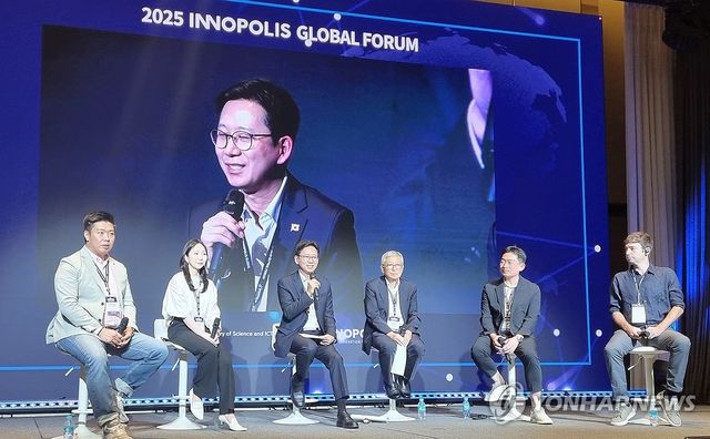 토크콘서트 진행하는 배경훈 과기부 장관(왼쪽 세 번째)