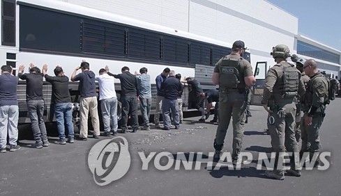 미국 이민 단속 당국 조지아주 배터리 공장 건설현장 단속 모습 공개