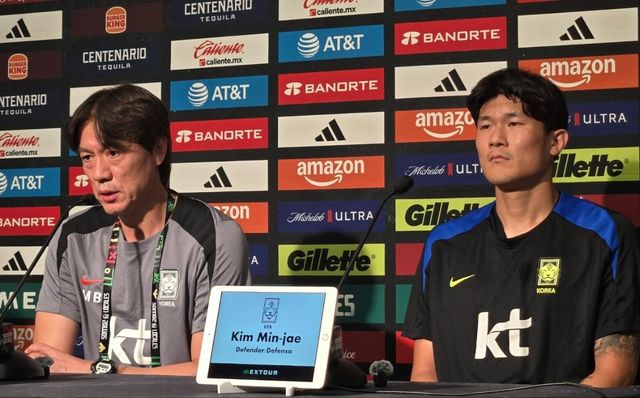 기자회견에 참석한 홍명보 감독과 김민재