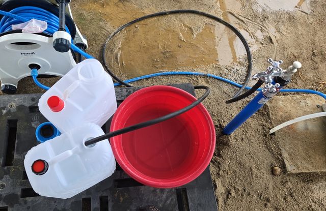 물통에 지하수 받는 모습