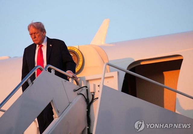 워싱턴으로 돌아오는 트럼프 대통령