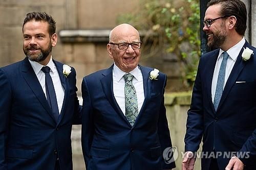 루퍼트 머독(가운데)과 장남 라클런(왼쪽) 및 차남 제임스