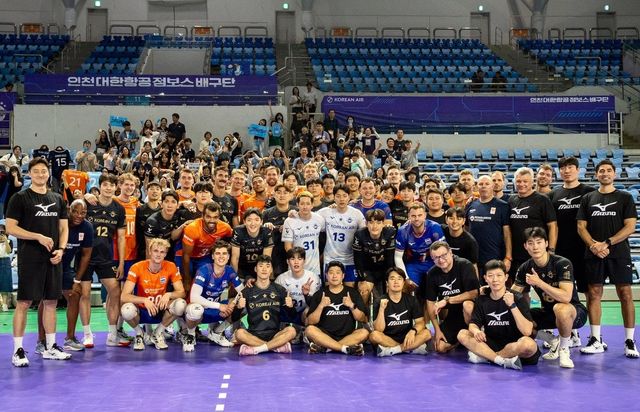 네덜란드 대표팀과 연습경기 후 기념사진을 찍은 대한항공 선수단