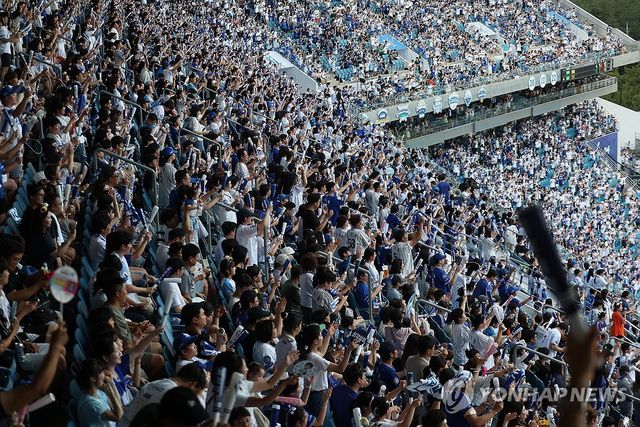 프로야구 1100만 관중 눈앞…만원 이룬 대구삼성라이온즈파크