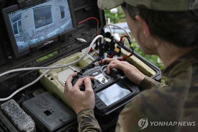 드론 조작하는 우크라이나군 병사