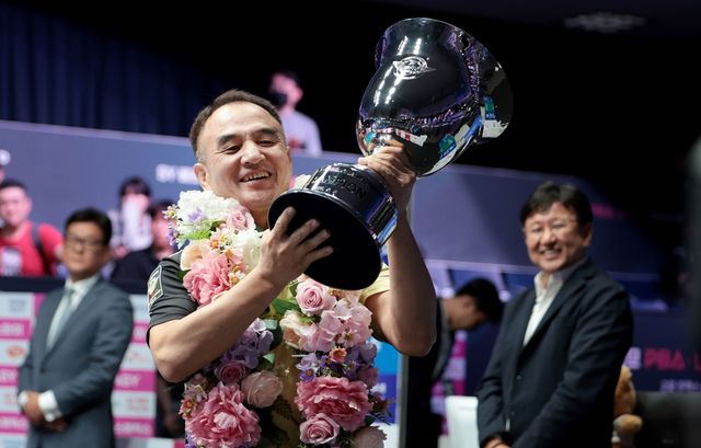 우승 트로피를 든 이승진