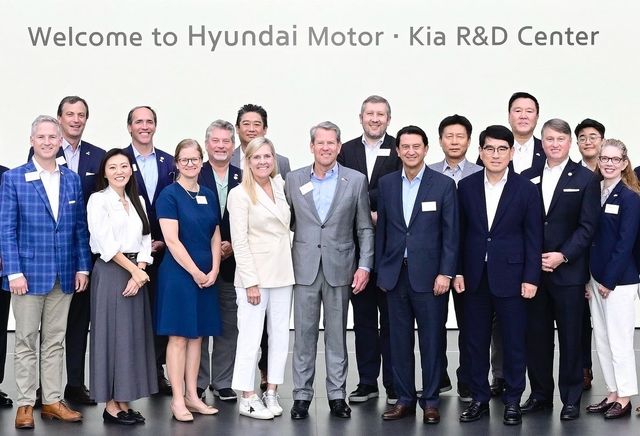 현대차·기아 연구개발(R&D) 센터 관계자들과 기념촬영