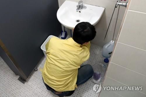 광주의 한 상가건물 화장실에서 공무원이 물 절약을 위해 수압을 조절하고 있다.