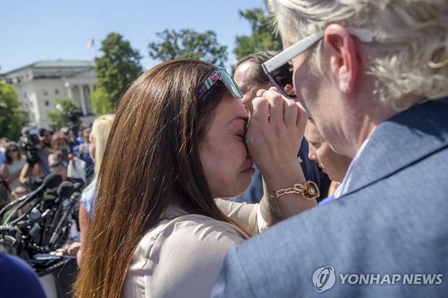 기자회견한 엡스타인 성착취범 피해자들