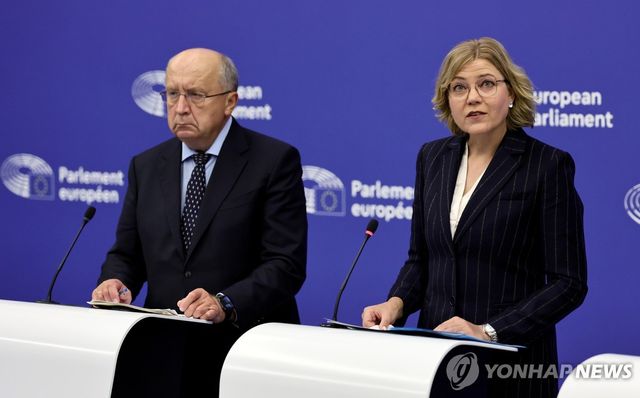 EU 무기 공동구매 대출금 정책 발표하는 집행위원들