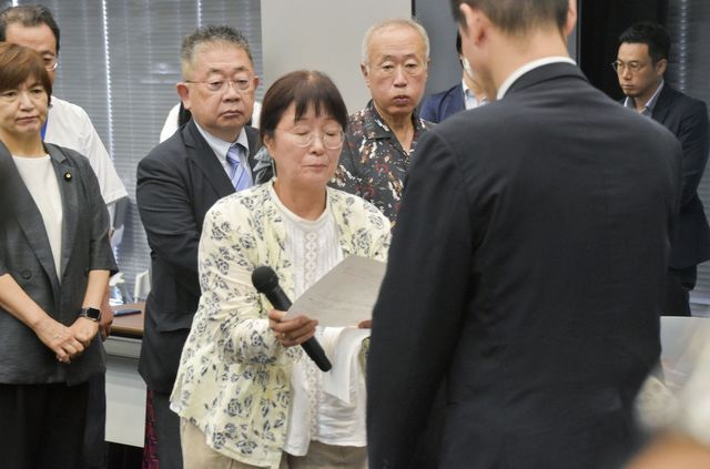 일본 정부에 요청서 전달하는 이노우에 새기는 모임 대표