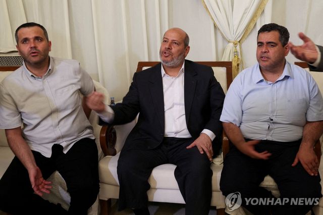 하마스 고위급 칼릴 알하야(가운데)