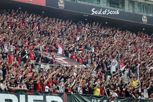 서울월드컵경기장을 가득 채운 FC서울 팬들