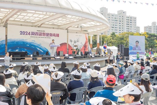 작년 파리공원문화축제에서 인사말 하는 이기재 양천구청장