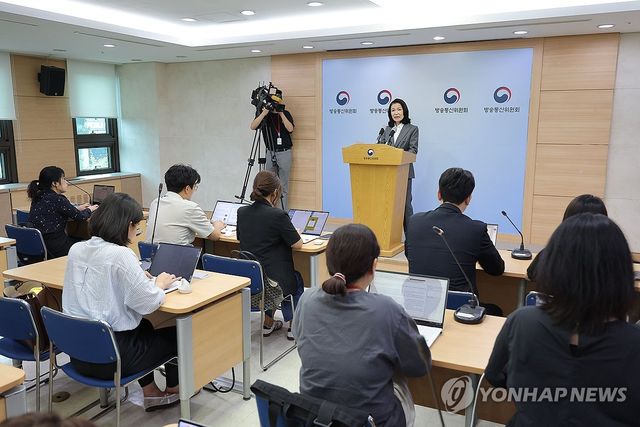 과천 방통위 청사에서 기자회견하는 이진숙 위원장