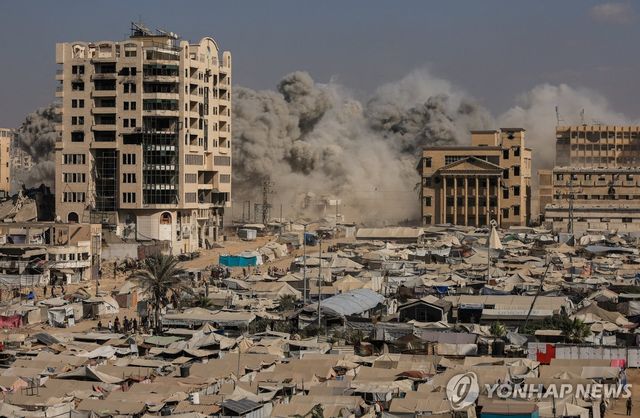 이스라엘 공습으로 연기가 피어오르는 가자시티 주거용 건물