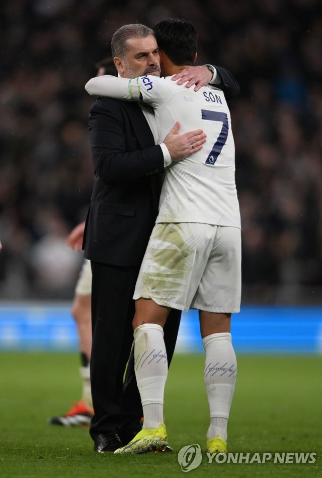 손흥민과 포옹하는 포스테코글루 감독