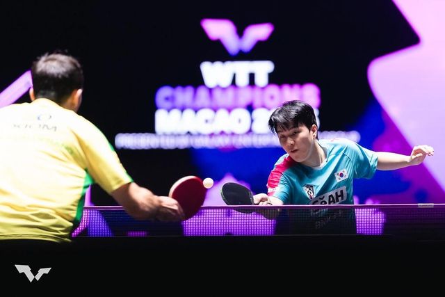 우고 칼데라노와 WTT 챔피언스 마카오 경기를 벌이는 안재현(오른쪽)