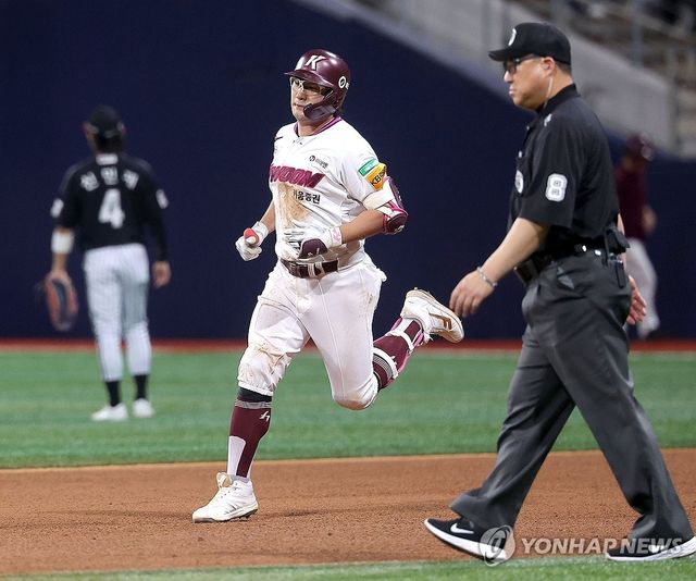 홈런 친 뒤 달리는 임지열
