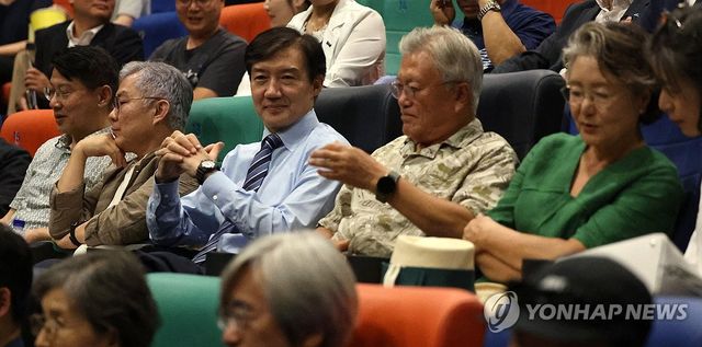 문 전 대통령 내외, 조국·최강욱 영화 관람