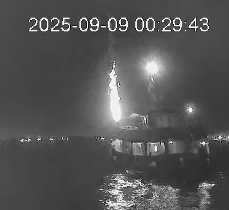 툰베리 탄 구호선단 "튀니지 항구서 드론 공격 받아"