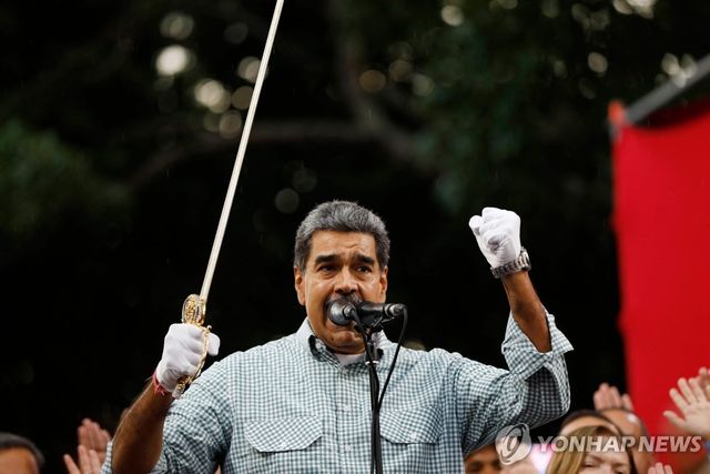 독립 영웅 시몬 볼리바르의 칼 복제품을 들고 연설하는 마두로