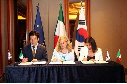 대우건설 황원상 재무관리실장(왼쪽 첫번째)이 지난 5일 서울 명동 롯데호텔 제이드룸에서 2억 유로 규모의 외화차입금을 조달하는 금융 약정에 서명하고 있다. [대우건설 제공. 재판매 및 DB 금지]