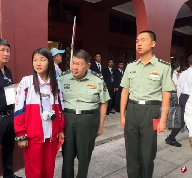 마오쩌둥의 친손자(가운데) 마오신위와 그의 자녀