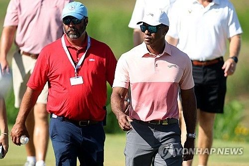 지난 7월 아들 찰리의 경기를 관람하는 타이거 우즈.