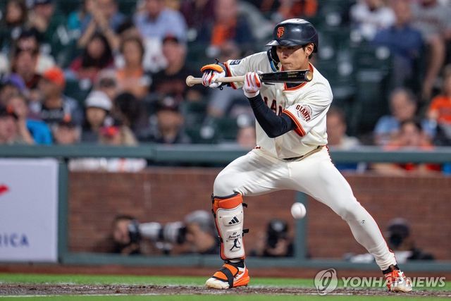 이정후의 기습 번트