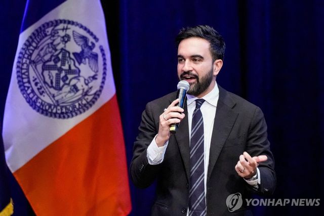 지난 6일(현지시간) 뉴욕 브루클린에서 열린 타운홀 미팅에 참석한 조란 맘다니 뉴욕시장 민주당 후보 