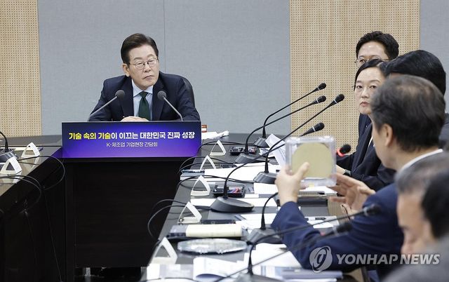 K-제조업 기업현장 간담회, 참석자 발언 듣는 이재명 대통령