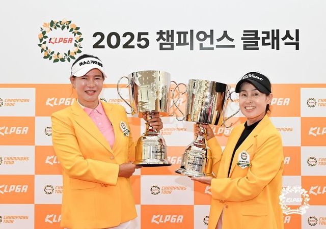 챔피언스 투어 우승자 김선미(왼쪽)와 김미경